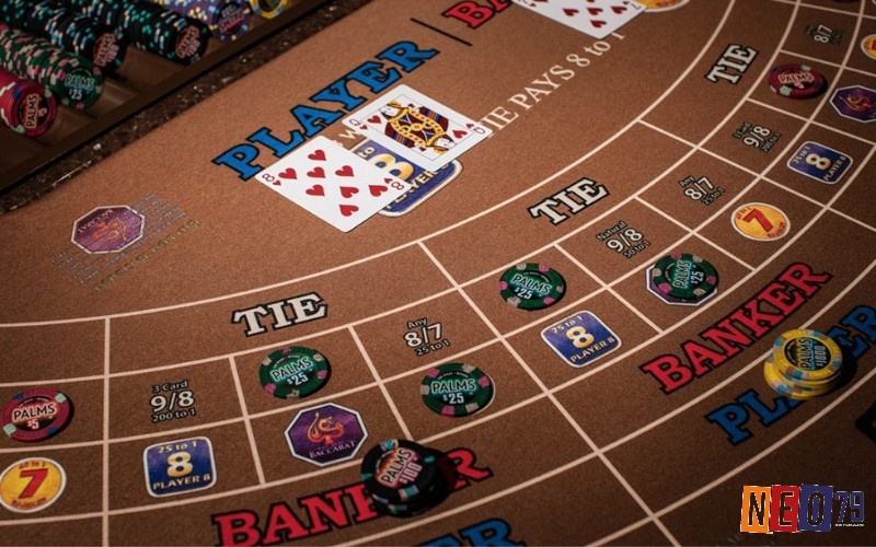 Lá 8 cơ - Q cơ có tổng bằng 8 điểm được tính theo luật chơi bài Baccarat 