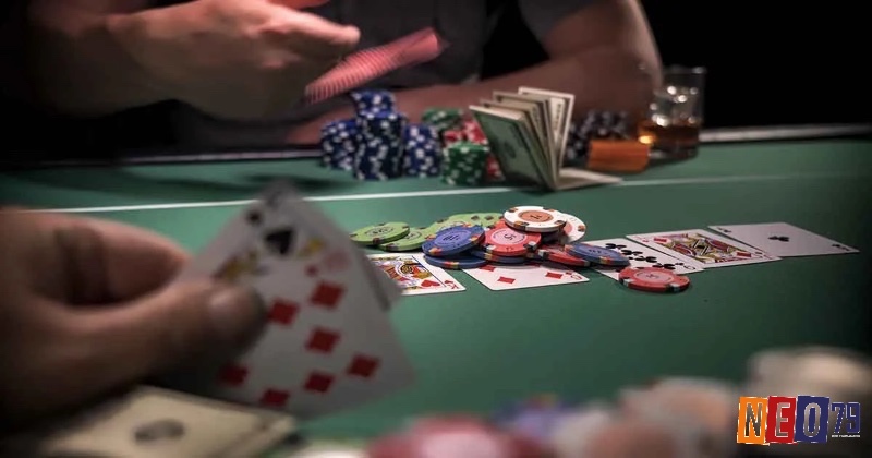 Các vị trí trên bàn Poker Texas Hold’em ảnh hưởng đến chiến lược chơi, từ Early, Middle đến Late Position