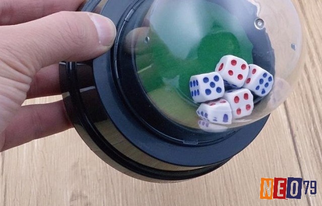 Bộ dụng cụ chuẩn để thực hiện cách lắc tài xỉu chuyên nghiệp bao gồm bát, đĩa và ba viên xúc xắc