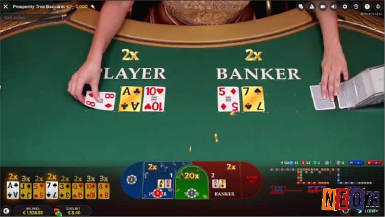 Dealer đang chia bài trong bàn chơi Baccarat trực tuyến với giao diện tương tác và camera cận cảnh từng lá bài.