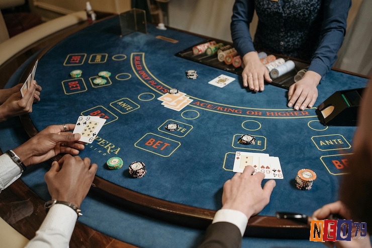 Luật chơi cũng như cách tính điểm Baccarat miễn phí chi tiết và dễ hiểu nhất dành cho anh em
