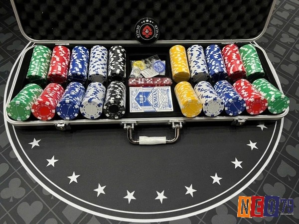 Bộ bài poker chuẩn quốc tế gồm 52 lá bài được thiết kế với kích thước tiêu chuẩn dễ dàng nhận biết