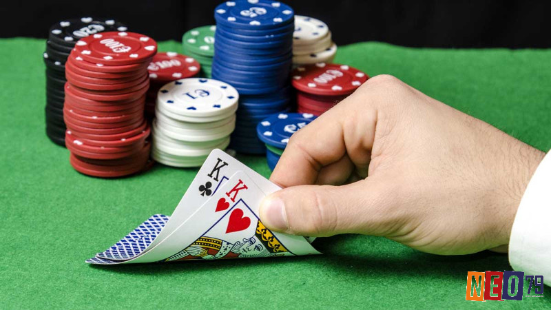 Biết rõ sự khác biệt giữa deep stack và short stack poker là gì sẽ giúp bạn chọn chiến lược phù hợp cho từng tình huống