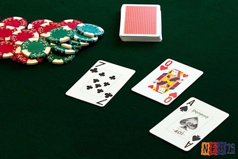 Chỉ cần 52 lá và từ 2-7 người chơi, poker 3 lá mở đầu cực nhanh với ante bắt buộc